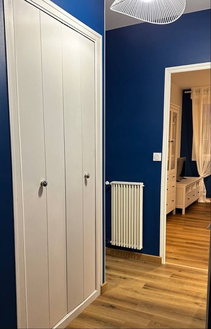 Dégagement avec grand placard de rangement, parquet et vue sur le séjour
